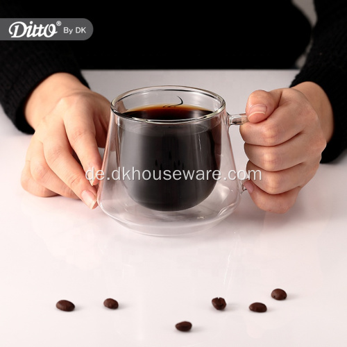 Doppelwandige Kaffeetasse aus Glas mit Griff